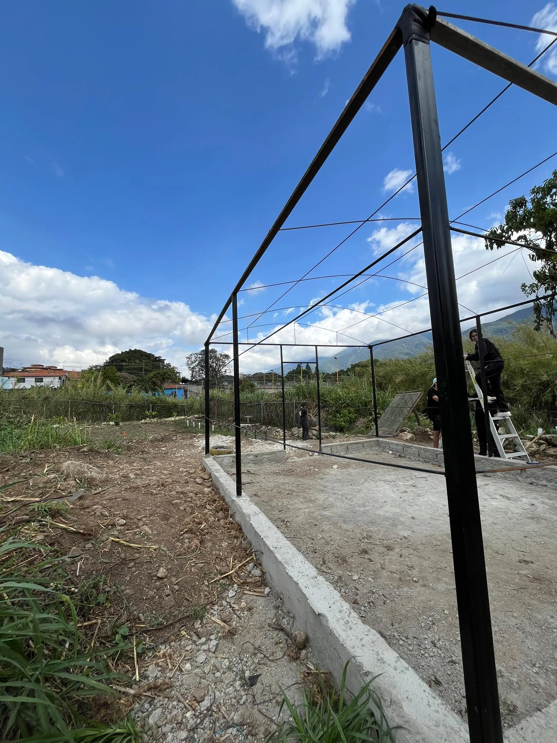 Estructura del invernadero en construcción
